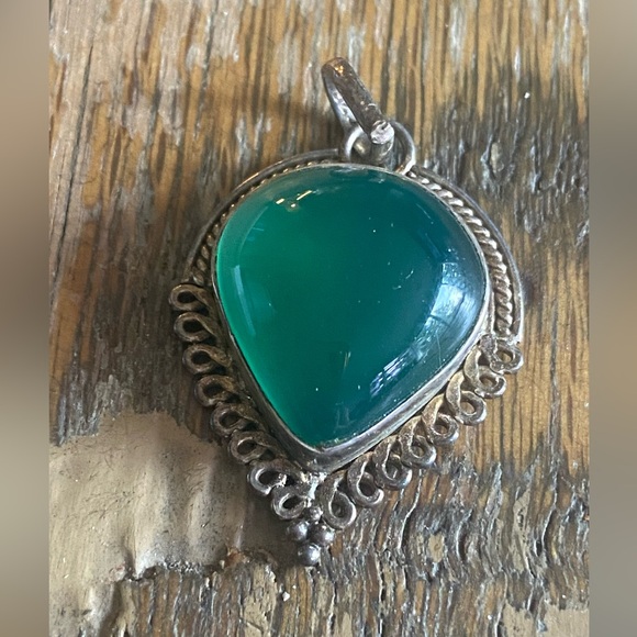 Green stone in sliver setting - Picture 2 of 4
